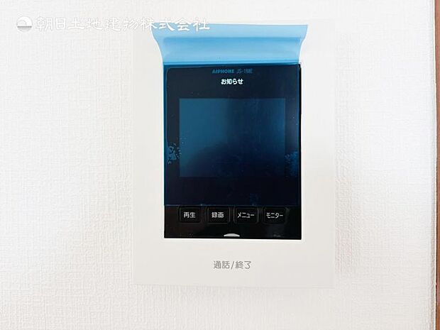 【モニター付きインターフォン】来訪者を映像で確認するシンプルな設備ながらセキュリティ効果はマル。最近は録画機能があるタイプも増え、留守中の訪問者も確認できます！