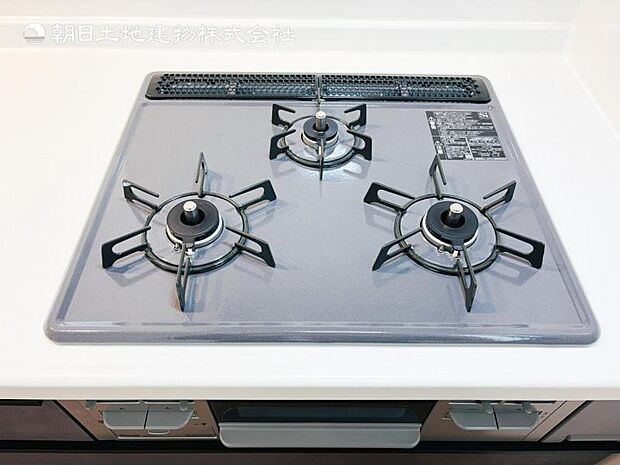 【三ツ口ガスコンロ】煮込み料理をする際にコンロが一つ塞がって他の料理ができなくて時間がかかる！そんな不満を解決してくれる3口コンロは他の調理ができるので捗ります！