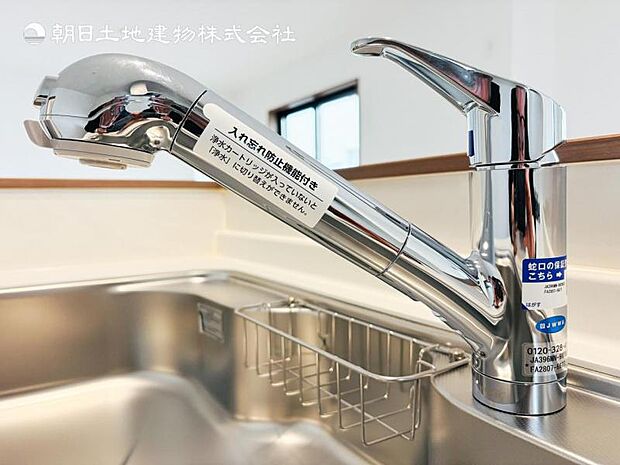 【浄水器一体型水栓】浄水器付きでおいしい水をいつでも手軽に使えます。飲み水やお料理にも安心ですね