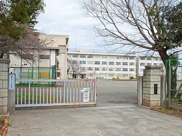 【海老名市立有馬中学校】2100ｍ　海老名市でも市街地からは少し離れた場所にあるので、生徒たちも静かな環境で勉強出来ています。