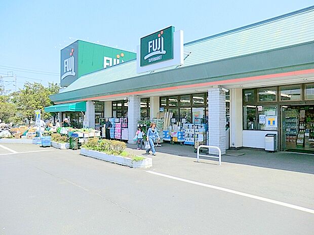 【FUJI 倉見店】1430m 駐車場が広く用意されていて車での買い物も便利です。野菜、精肉、デイリー、お惣菜と品揃えが良く特に鮮魚が充実しています。