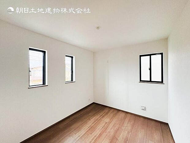 【2面採光】各居室に窓があり陽を多く採り込み、風通しも確保して室内の換気ができます。