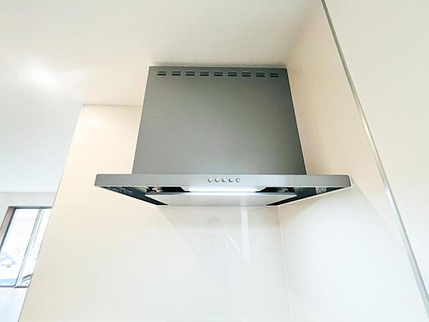 【スリム型レンジフード】稼働時の音が換気扇よりも静か 屋外とダイレクトにつながる換気扇と比べ、音が静かなメリットがあります。