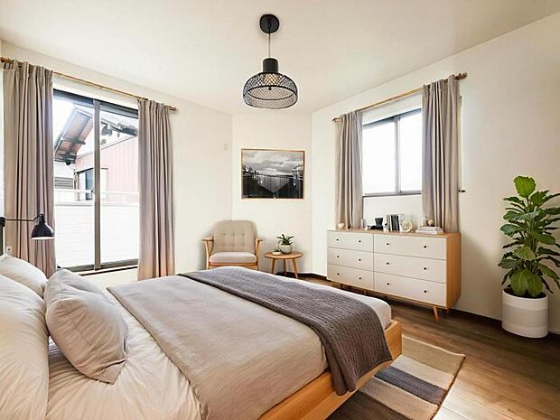 【洋室】木目のフローリングが暖かみのある室内に。明るい寝室で心地のいい朝を迎えられそう。※家具はCG合成の為付属しません。