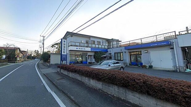 【神部医院】4250m 院長先生がとても気さくで明るいため老若男女人気があると思います。院内は建物は古そうですが、空気清浄器と畳の間があり子供がいても大丈夫だと思います