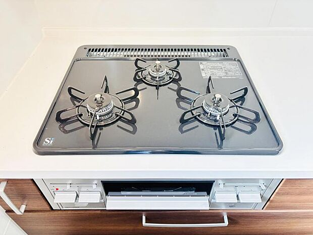 【三ツ口ガスコンロ】煮込み料理をする際にコンロが一つ塞がって他の料理ができなくて時間がかかる！そんな不満を解決してくれる3口コンロは他の調理ができるので捗ります！