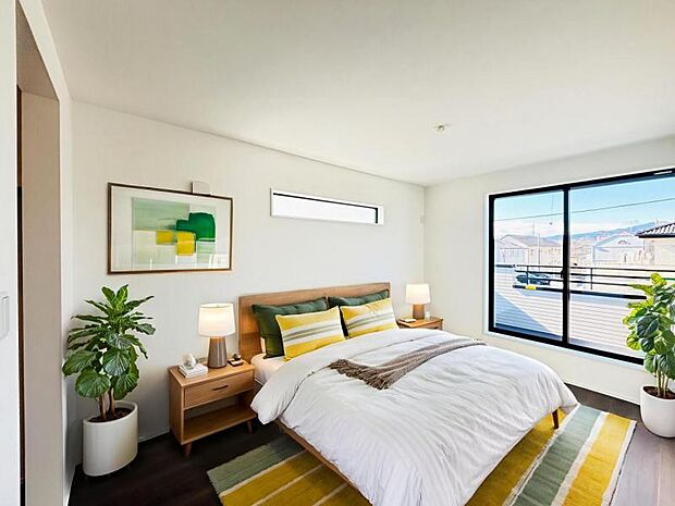 【洋室】木目のフローリングが暖かみのある室内に。明るい寝室で心地のいい朝を迎えられそう。※家具はＣＧ合成の為付属しません。