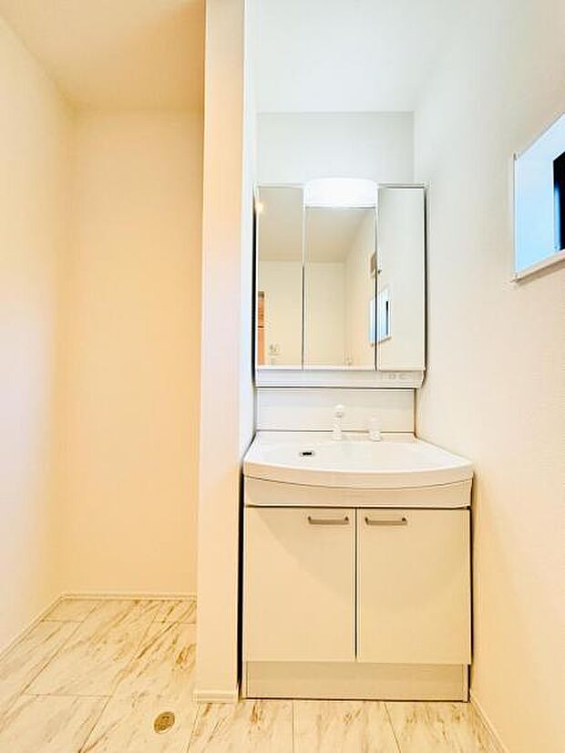 【洗面化粧台】毎日の身支度には欠かせない洗面化粧台、支度時間が重なってしまい準備ができないなど経験ありませんか？そんな時に上手く利用すれば同時にご利用可能です！