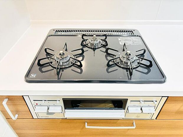 【三ツ口ガスコンロ】煮込み料理をする際にコンロが一つ塞がって他の料理ができなくて時間がかかる！そんな不満を解決してくれる3口コンロは他の調理ができるので捗ります！