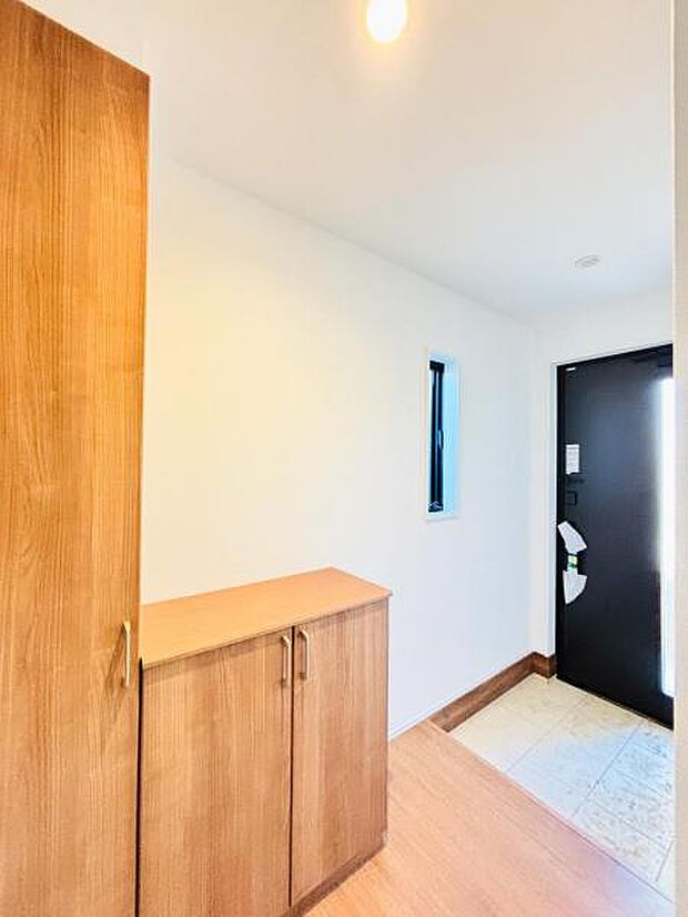 【玄関】収納もたっぷりあるので、靴がたくさんあっても安心！気持ちの良い朝は、毎日ここからスタートしていきます!