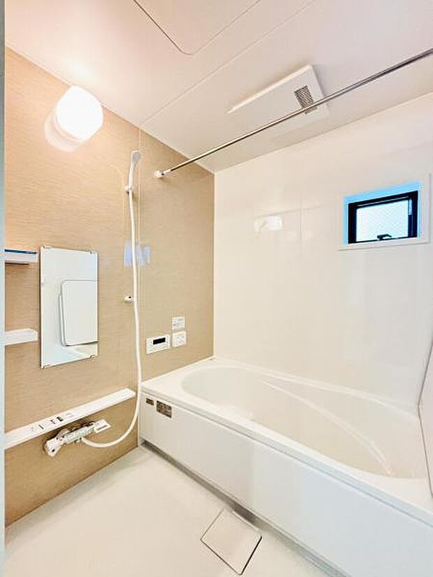 【浴室】一日の疲れを癒してくれる場所なので、快適に過ごして頂く為にゆったりサイズのバスタブを用意しました。是非半身浴をお楽しみ下さい。空気が籠らない様に小窓も設置しております。