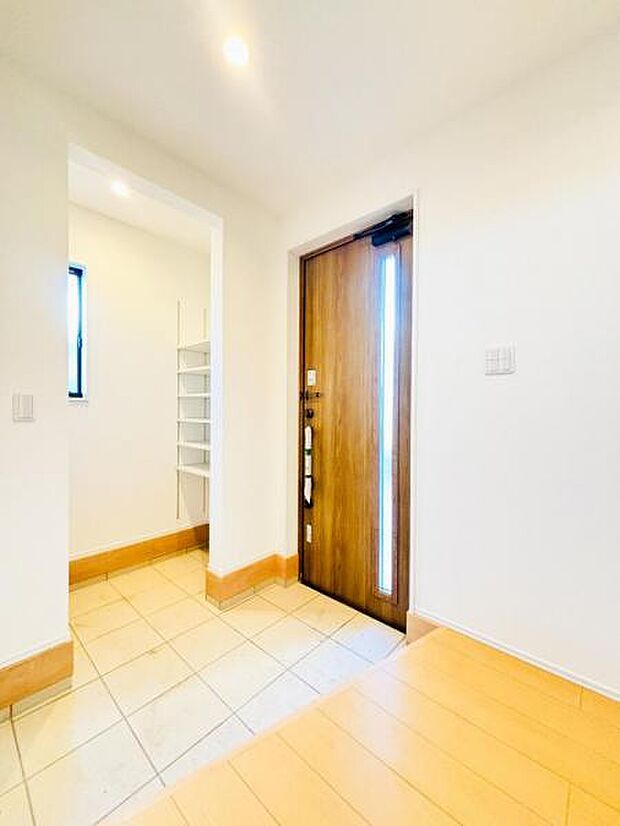 【玄関】収納もたっぷりあるので、靴がたくさんあっても安心！気持ちの良い朝は、毎日ここからスタートしていきます!