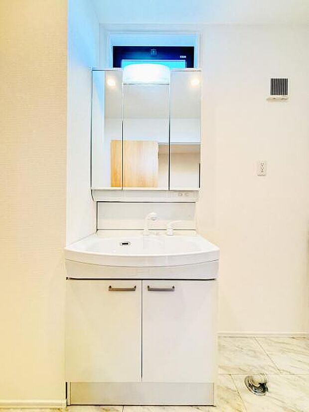 【洗面化粧台】毎日の身支度には欠かせない洗面化粧台、支度時間が重なってしまい準備ができないなど経験ありませんか？そんな時に上手く利用すれば同時にご利用可能です！