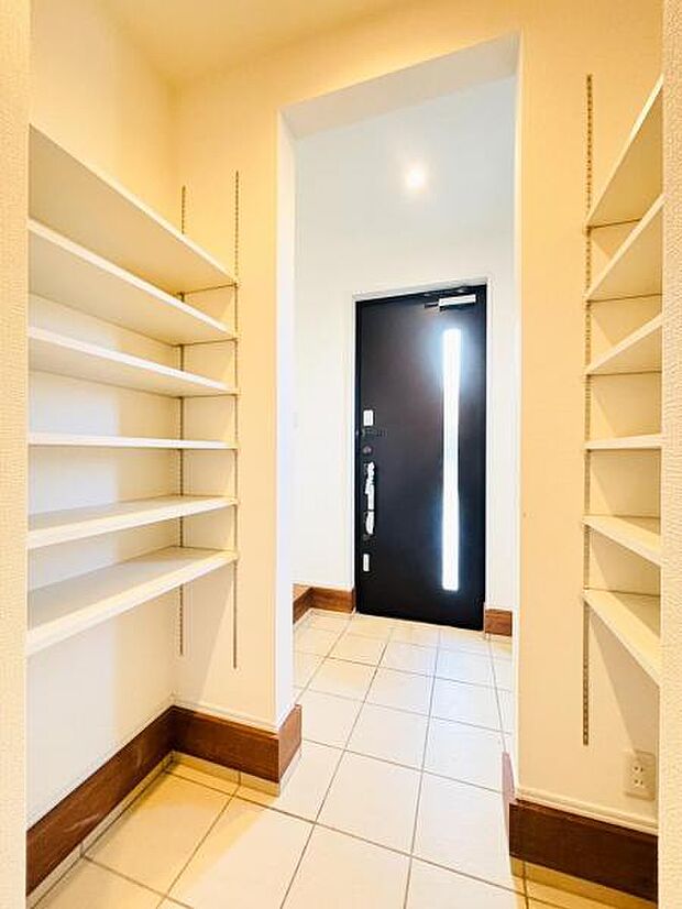 【玄関】収納もたっぷりあるので、靴がたくさんあっても安心！気持ちの良い朝は、毎日ここからスタートしていきます!