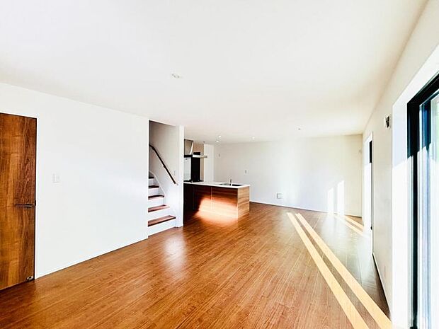 【LDK】大切なご家族が集まるからこそＬＤＫはこだわりたい！休日はおひさまの光をたっぷりと取りこめるリビングでゆったりと過ごしませんか？