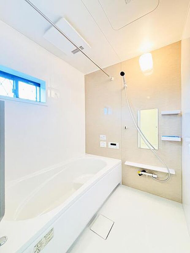 【浴室】一日の疲れを癒してくれる場所なので、快適に過ごして頂く為にゆったりサイズのバスタブを用意しました。是非半身浴をお楽しみ下さい。空気が籠らない様に小窓も設置しております。