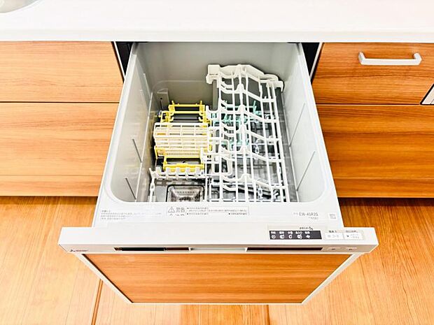 【ビルトイン食洗機】洗浄から乾燥までボタン一つで完結する食洗機付き。大変な洗い物がぐっと短く済みます！
