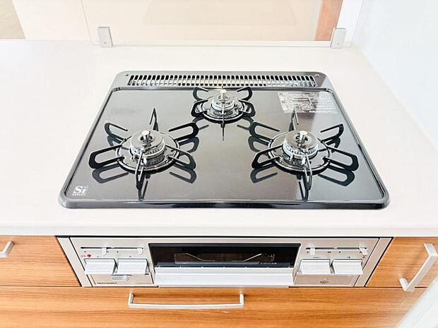 【三ツ口ガスコンロ】煮込み料理をする際にコンロが一つ塞がって他の料理ができなくて時間がかかる！そんな不満を解決してくれる3口コンロは他の調理ができるので捗ります！