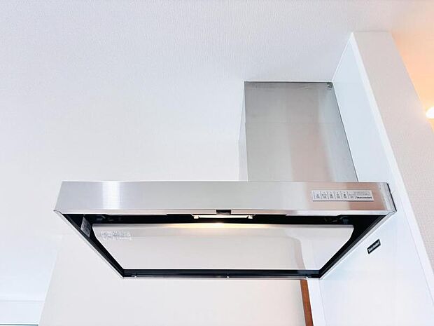【スリム型レンジフード】稼働時の音が換気扇よりも静か 屋外とダイレクトにつながる換気扇と比べ、音が静かなメリットがあります。