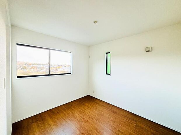 【洋室】木目のフローリングが暖かみのある室内に。明るい寝室で心地のいい朝を迎えられそう。