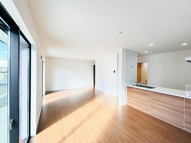 【LDK】大切なご家族が集まるからこそＬＤＫはこだわりたい！休日はおひさまの光をたっぷりと取りこめるリビングでゆったりと過ごしませんか？