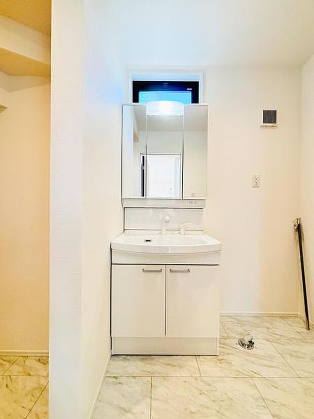 【洗面化粧台】毎日の身支度には欠かせない洗面化粧台、支度時間が重なってしまい準備ができないなど経験ありませんか？そんな時に上手く利用すれば同時にご利用可能です！