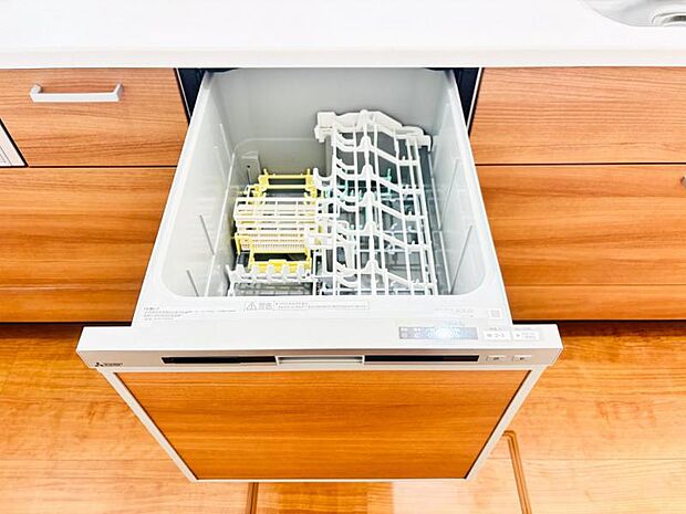 【ビルトイン食洗機】洗浄から乾燥までボタン一つで完結する食洗機付き。大変な洗い物がぐっと短く済みます！