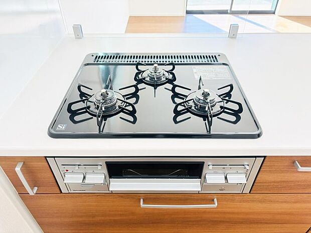 【三ツ口ガスコンロ】煮込み料理をする際にコンロが一つ塞がって他の料理ができなくて時間がかかる！そんな不満を解決してくれる3口コンロは他の調理ができるので捗ります！