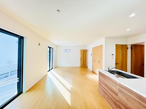 【LDK】大切なご家族が集まるからこそＬＤＫはこだわりたい！休日はおひさまの光をたっぷりと取りこめるリビングでゆったりと過ごしませんか？