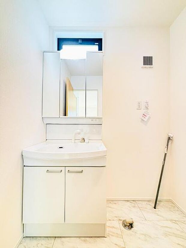 【洗面化粧台】毎日の身支度には欠かせない洗面化粧台、支度時間が重なってしまい準備ができないなど経験ありませんか？そんな時に上手く利用すれば同時にご利用可能です！