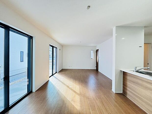 【LDK】大切なご家族が集まるからこそＬＤＫはこだわりたい！休日はおひさまの光をたっぷりと取りこめるリビングでゆったりと過ごしませんか？