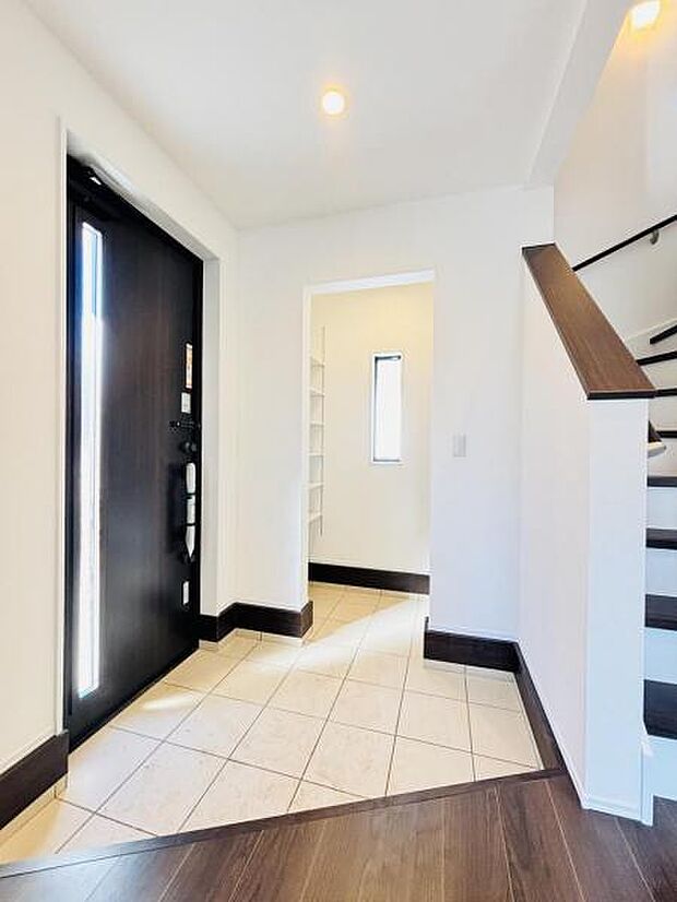 【玄関】収納もたっぷりあるので、靴がたくさんあっても安心！気持ちの良い朝は、毎日ここからスタートしていきます!