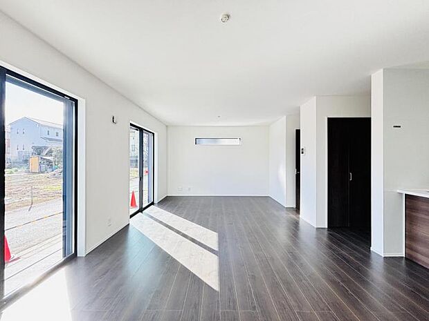 【LDK】大切なご家族が集まるからこそＬＤＫはこだわりたい！休日はおひさまの光をたっぷりと取りこめるリビングでゆったりと過ごしませんか？