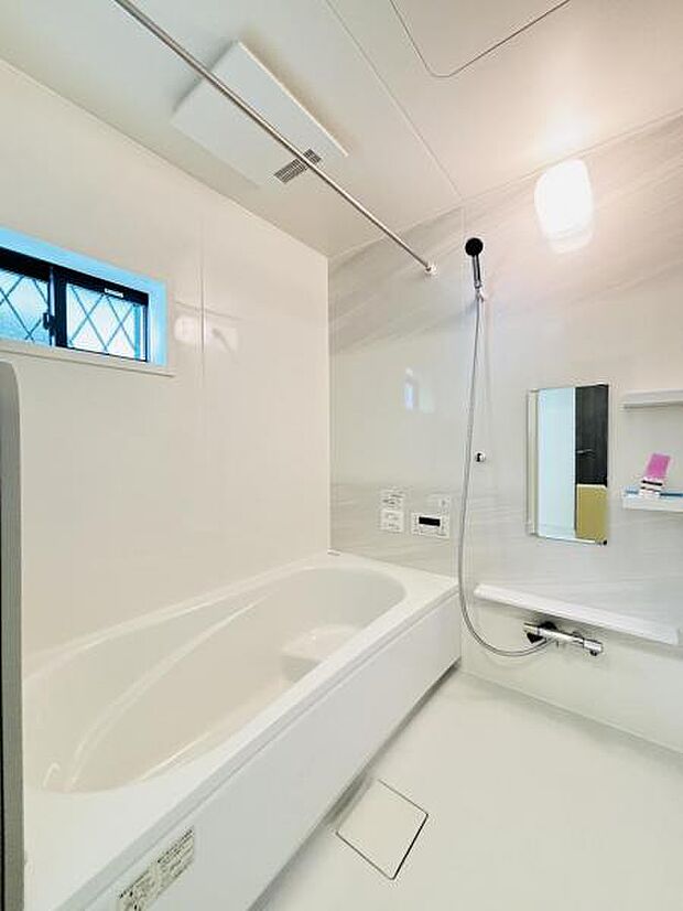 【浴室】一日の疲れを癒してくれる場所なので、快適に過ごして頂く為にゆったりサイズのバスタブを用意しました。是非半身浴をお楽しみ下さい。空気が籠らない様に小窓も設置しております。