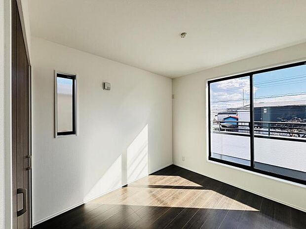 【洋室】木目のフローリングが暖かみのある室内に。明るい寝室で心地のいい朝を迎えられそう。