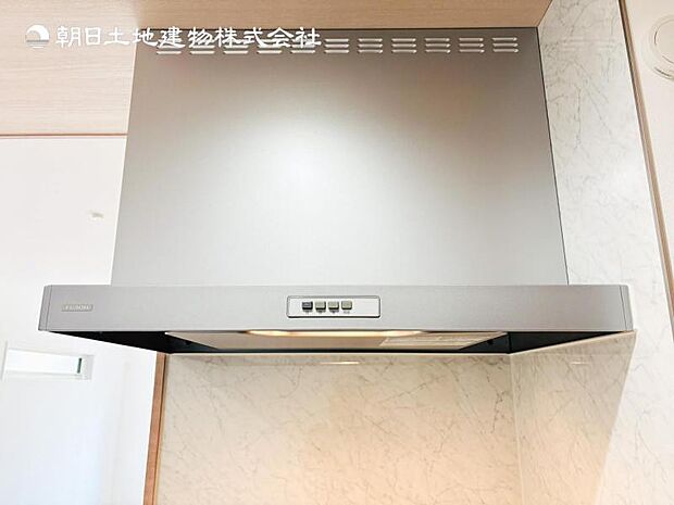 【スリム型レンジフード】稼働時の音が換気扇よりも静か 屋外とダイレクトにつながる換気扇と比べ、音が静かなメリットがあります。