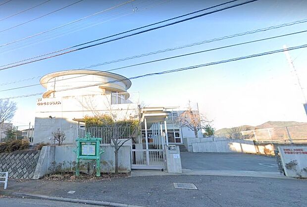 【伊勢原ひかり幼稚園】450ｍ　人通りが多い場所ではないので安全です。 バス停もすぐ近くにあり交通の便も良く、駐車場も整備されているので自動車での送迎も可能です。