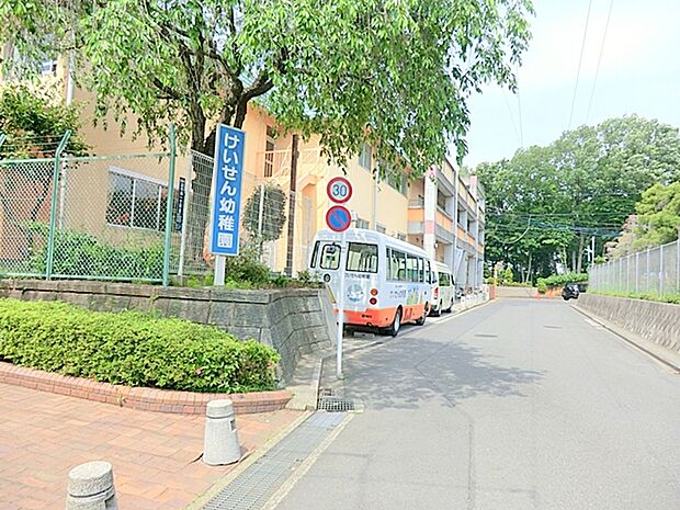 【慶泉幼稚園】700ｍ　自然豊かな幼稚園。自然の樹木に囲まれた高台に位置し、眺めの良い景勝の地にあります。春先になると大きな桜の木に囲まれた環境です。 