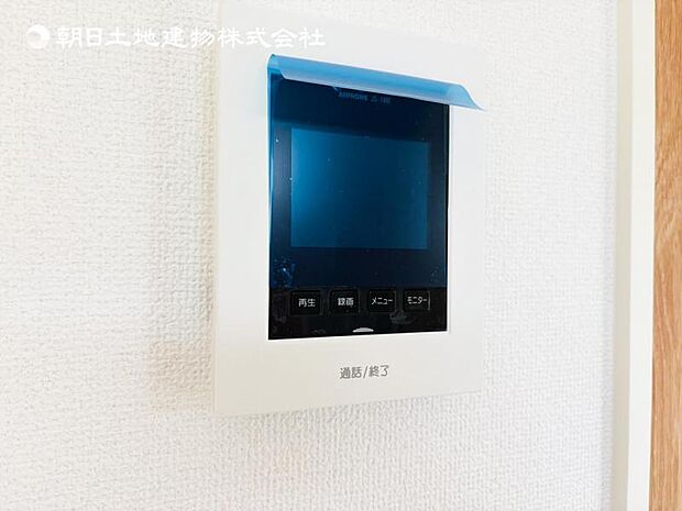 【モニター付きインターフォン】来訪者を映像で確認するシンプルな設備ながらセキュリティ効果はマル。最近は録画機能があるタイプも増え、留守中の訪問者も確認できます!