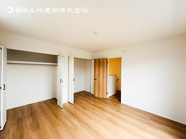 【洋室】木目のフローリングが暖かみのある室内に。明るい寝室で心地のいい朝を迎えられそう。