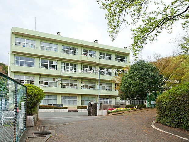 【厚木市立上荻野小学校】600m 交通量が多い通り沿いから一本入った道沿いにあり、安心して通学ができる環境にあります。