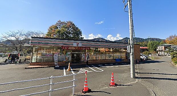 【セブンイレブン　上荻野北店】180ｍ　駐車場が停めやすいです。