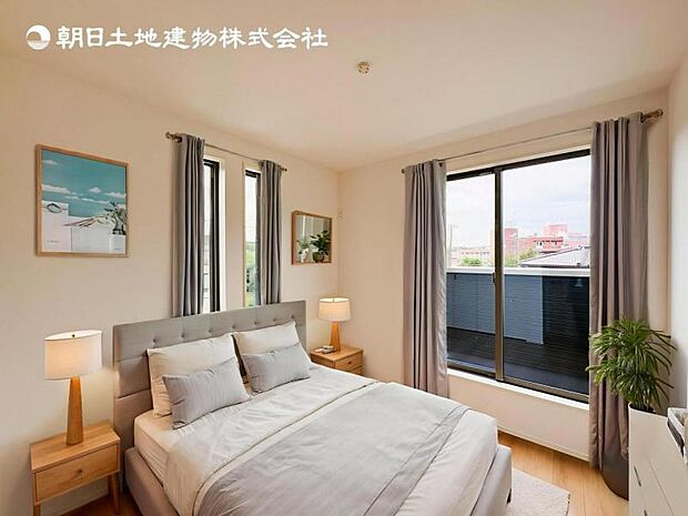 【洋室】木目のフローリングが暖かみのある室内に。明るい寝室で心地のいい朝を迎えられそう。