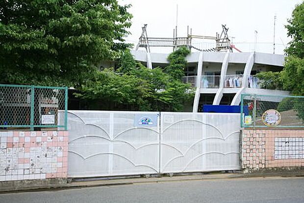 【厚木緑ケ丘幼稚園】440m こちらの園のモットーは体をたくさん動かすことです。 田植えや稲刈りなどの体験がありますし、園庭の遊具も充実しています。