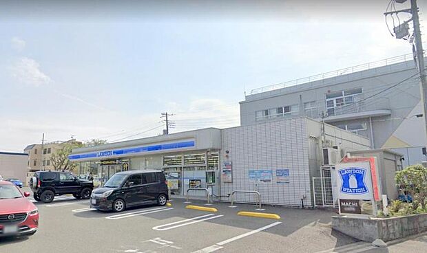 【ローソン 厚木緑ケ丘2丁目店】360m ドラックストアの隣にあって、交差点の角にあって、駐車場が広いので停めやすいです。