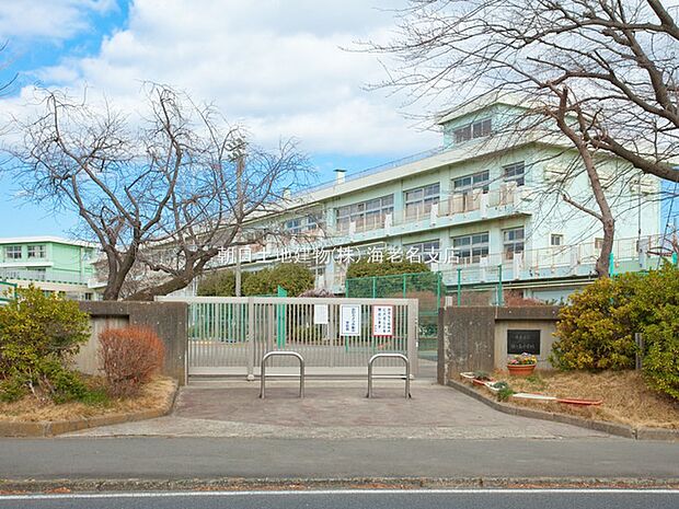 【厚木市立緑ヶ丘小学校】310ｍ　多くの周りの地域の小学生が通っていて、とても賑やかな小学校です。グランドには大きな桜の木があって春には綺麗な花を咲かせます。