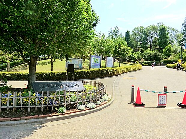 【ぼうさいの丘公園】2590m トランポリンがあります。浅い池や小さな噴水もあり子供に人気です。駐車場もあります。
