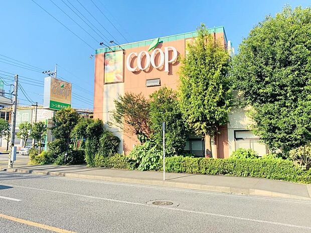 【ユーコープ　厚木戸室店】900ｍ　焼きたても総菜パンが美味しいです。駐車場もあり便利です。