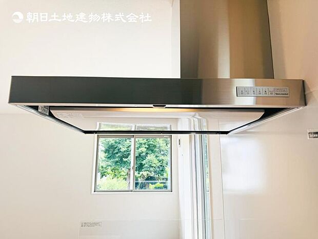 【スリム型レンジフード】稼働時の音が換気扇よりも静か 屋外とダイレクトにつながる換気扇と比べ、音が静かなメリットがあります。