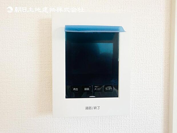 【モニター付きインターフォン】来訪者を映像で確認するシンプルな設備ながらセキュリティ効果はマル。最近は録画機能があるタイプも増え、留守中の訪問者も確認できます!